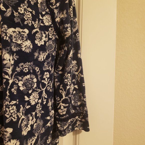 ✨ HP ✨Lucky Brand Blue/White Floral Top - Picture 3 of 7